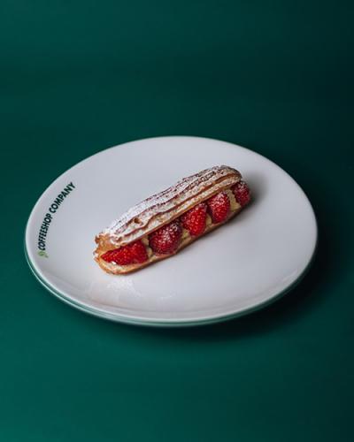 Eclair with strawberry